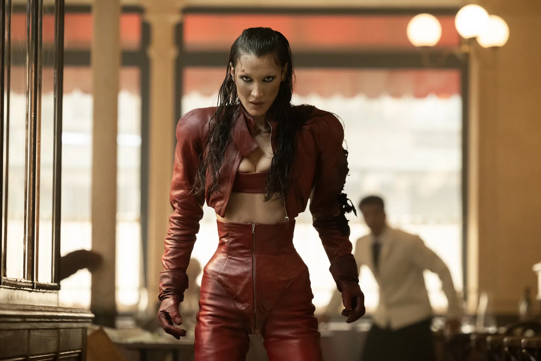 Personage uit The Beauty staat dreigend klaar.